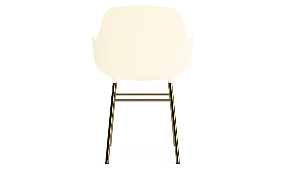 Form Lehnstuhl Messing Creme in Creme/ Messing präsentiert im Onlineshop von KAQTU Design AG. Stuhl mit Armlehne ist von Normann Copenhagen