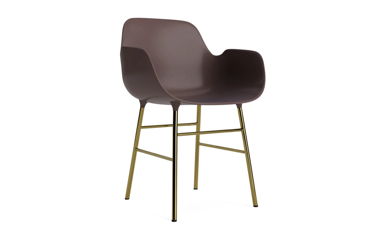 Form Lehnstuhl Messing Braun in Braun/ Messing präsentiert im Onlineshop von KAQTU Design AG. Stuhl mit Armlehne ist von Normann Copenhagen