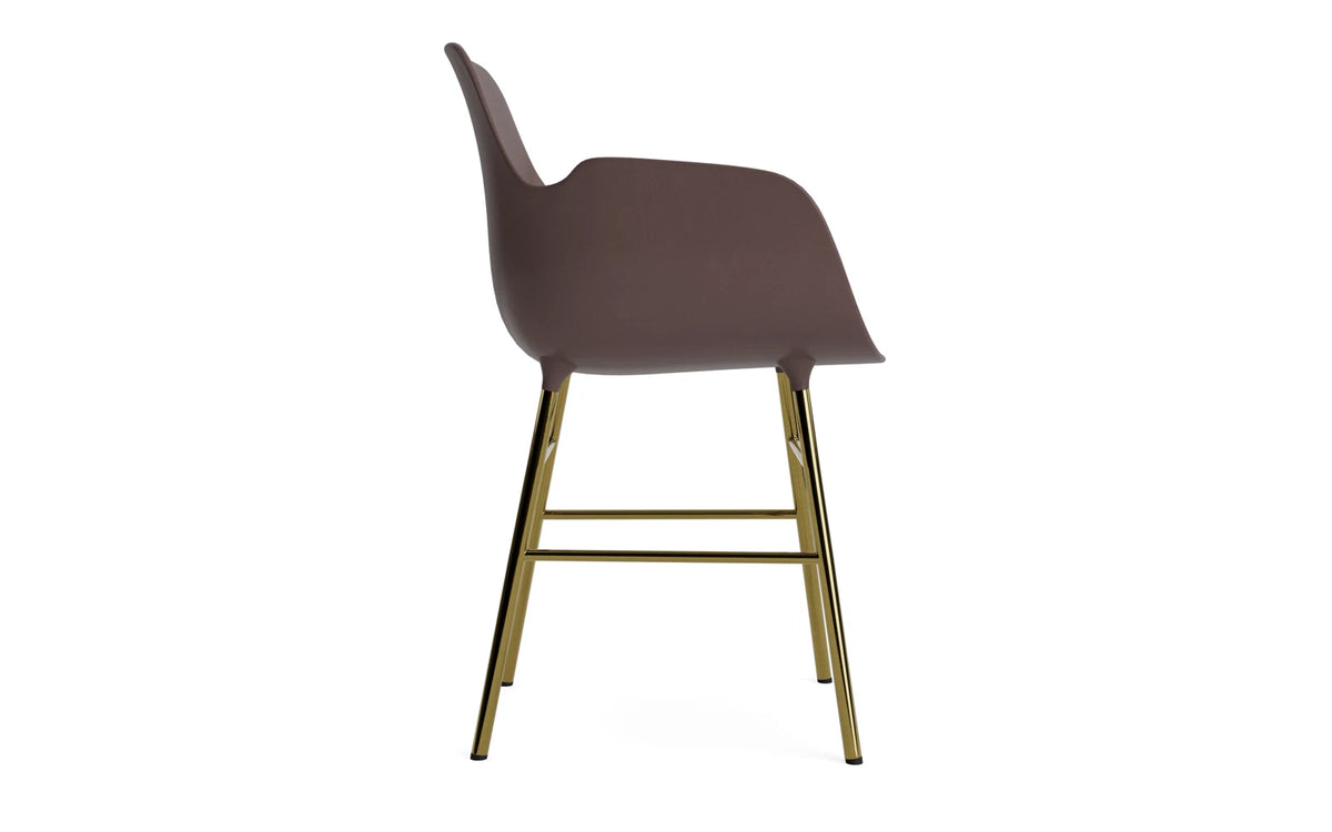 Form Lehnstuhl Messing Braun in Braun/ Messing präsentiert im Onlineshop von KAQTU Design AG. Stuhl mit Armlehne ist von Normann Copenhagen