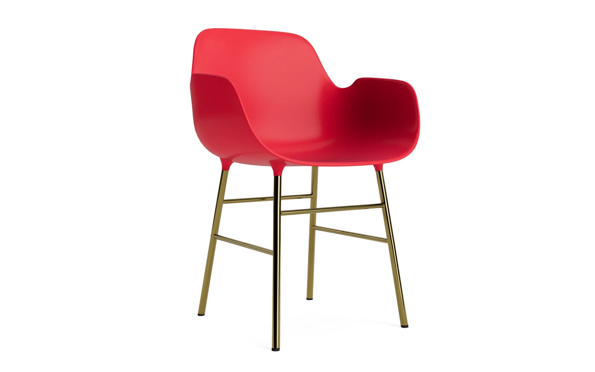 Form Lehnstuhl Messing Leuchtendes rot in Leuchtendes rot / Messing präsentiert im Onlineshop von KAQTU Design AG. Stuhl mit Armlehne ist von Normann Copenhagen