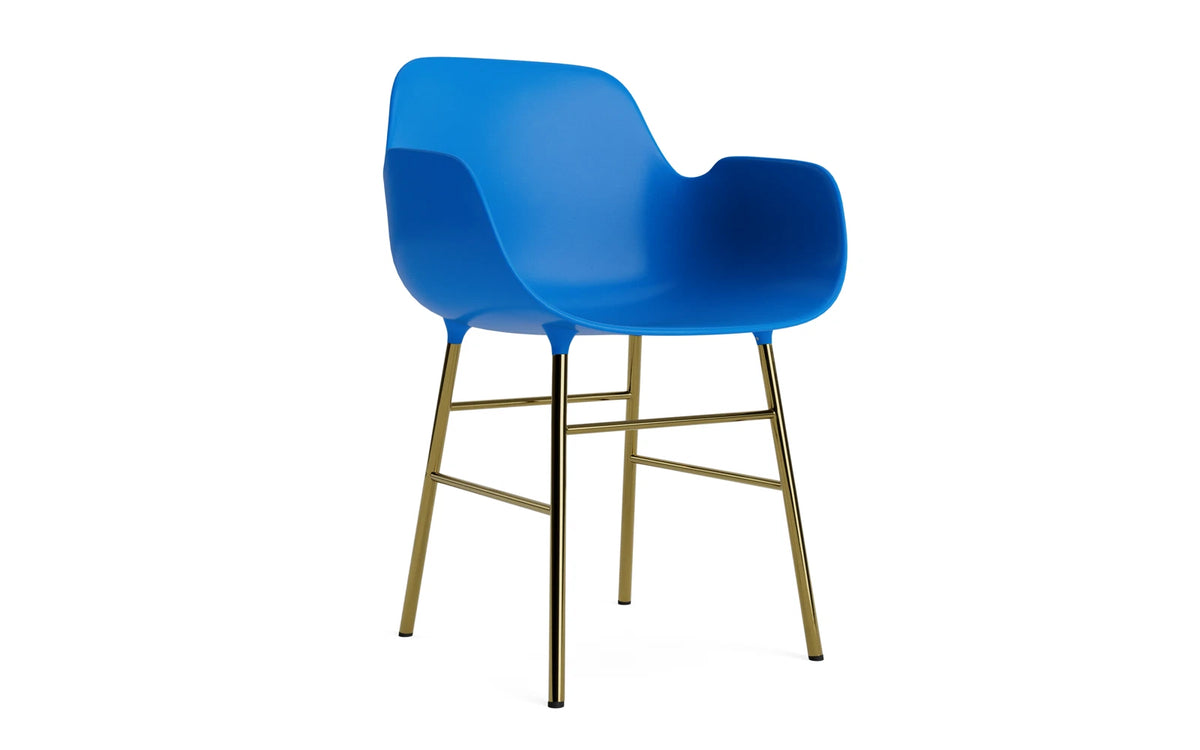 Form Lehnstuhl Messing Leuchtendes Blau in Leuchtendes Blau / Messing präsentiert im Onlineshop von KAQTU Design AG. Stuhl mit Armlehne ist von Normann Copenhagen