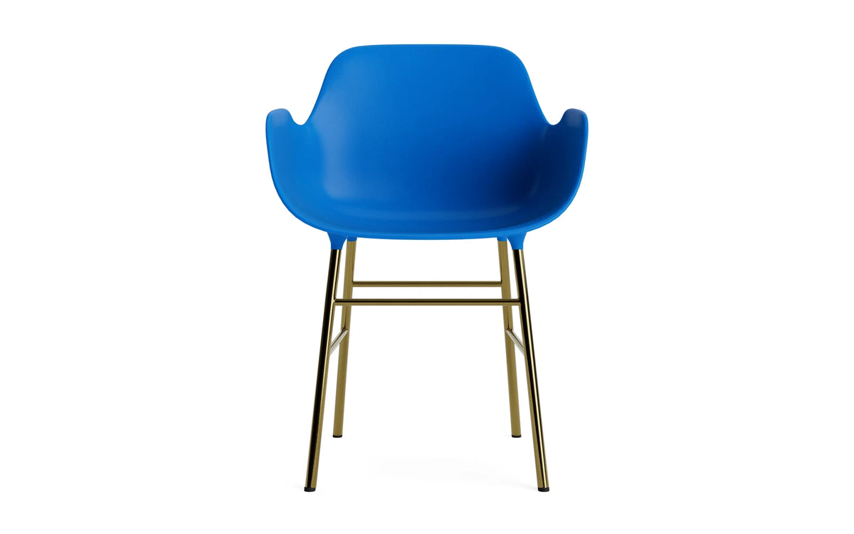Form Lehnstuhl Messing Leuchtendes Blau in Leuchtendes Blau / Messing präsentiert im Onlineshop von KAQTU Design AG. Stuhl mit Armlehne ist von Normann Copenhagen