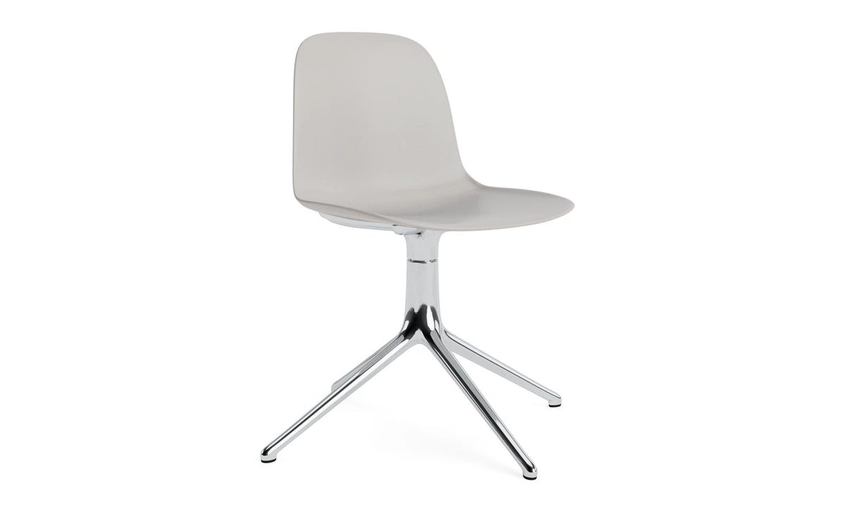 Form Drehstuhl Warmes Grau/Aluminium in Warmes Grau präsentiert im Onlineshop von KAQTU Design AG. Drehstuhl ist von Normann Copenhagen