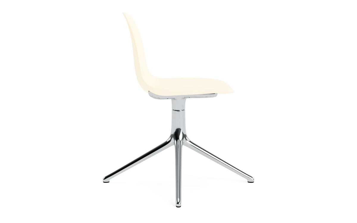 Form Drehstuhl Creme/Aluminium in Creme präsentiert im Onlineshop von KAQTU Design AG. Drehstuhl ist von Normann Copenhagen