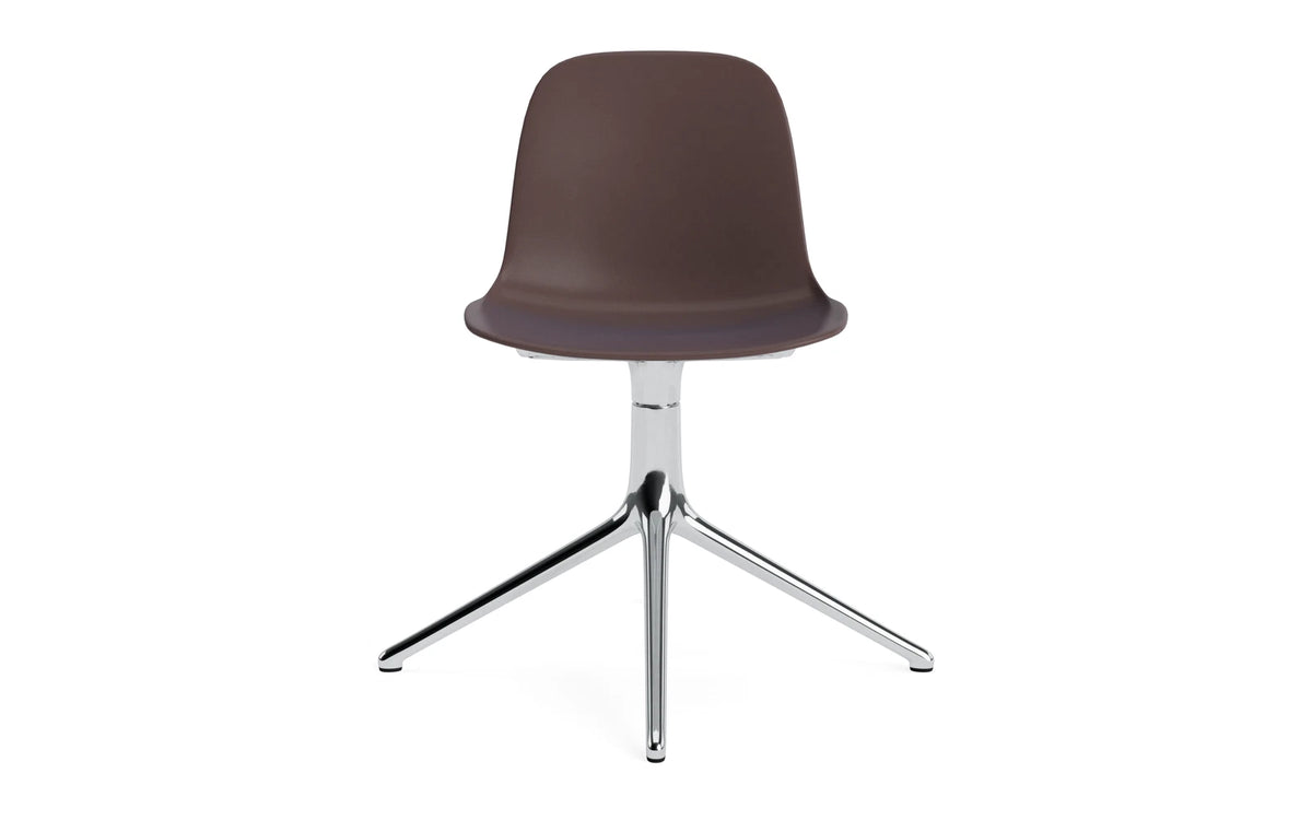 Form Drehstuhl Braun/Aluminium in Braun präsentiert im Onlineshop von KAQTU Design AG. Drehstuhl ist von Normann Copenhagen