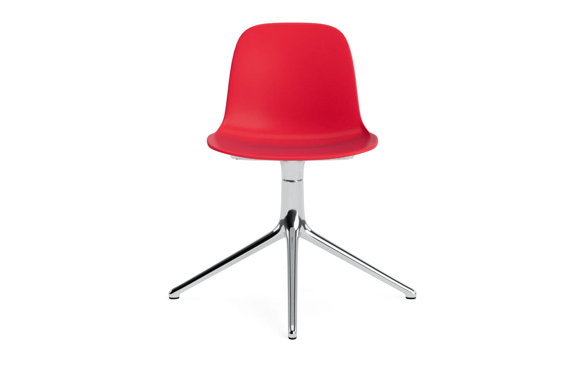 Form Drehstuhl Leuchtendes Rot/Aluminium in Leuchtendes Rot präsentiert im Onlineshop von KAQTU Design AG. Drehstuhl ist von Normann Copenhagen