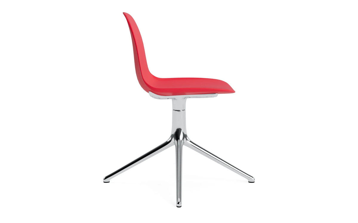 Form Drehstuhl Leuchtendes Rot/Aluminium in Leuchtendes Rot präsentiert im Onlineshop von KAQTU Design AG. Drehstuhl ist von Normann Copenhagen