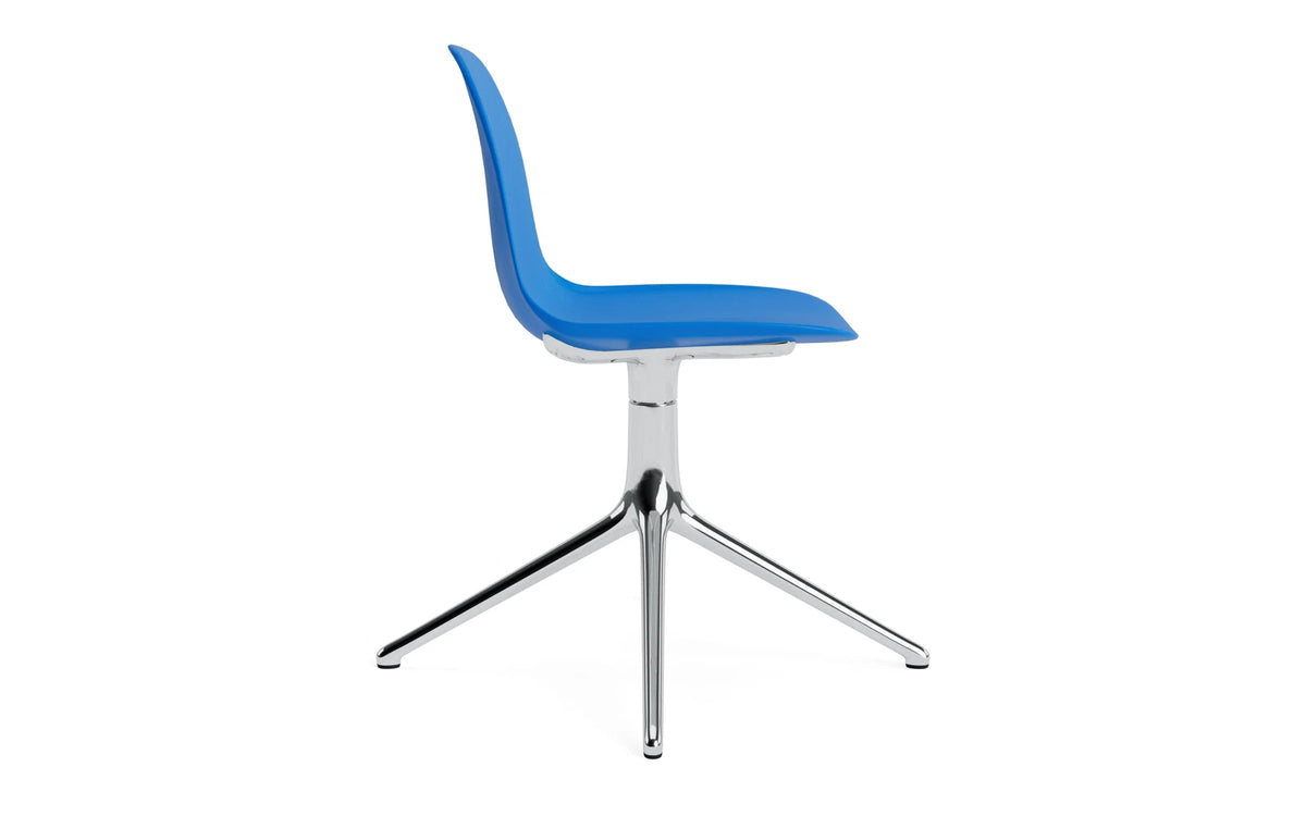 Form Drehstuhl Leuchtendes Blau/Aluminium in Leuchtendes Blau präsentiert im Onlineshop von KAQTU Design AG. Drehstuhl ist von Normann Copenhagen