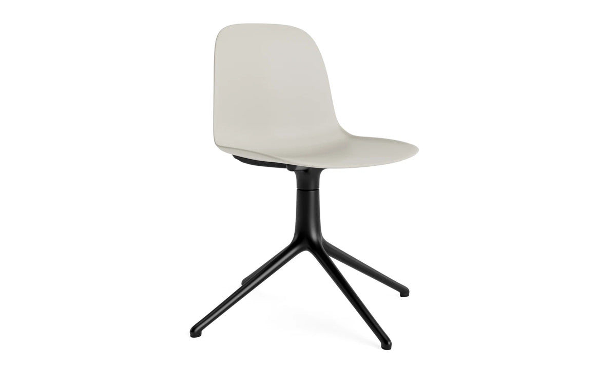 Form Drehstuhl Hellgrau/schwarzes Aluminium in Hellgrau präsentiert im Onlineshop von KAQTU Design AG. Drehstuhl ist von Normann Copenhagen