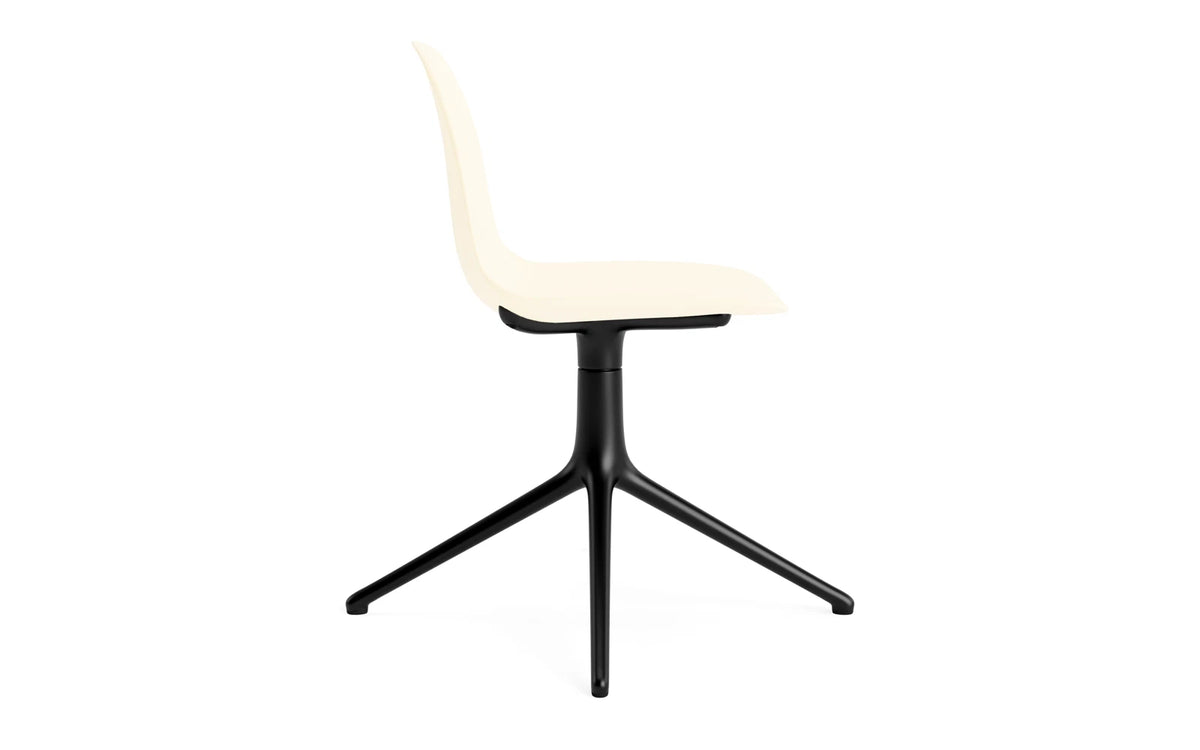Form Drehstuhl Creme/schwarzes Aluminium in Creme präsentiert im Onlineshop von KAQTU Design AG. Drehstuhl ist von Normann Copenhagen