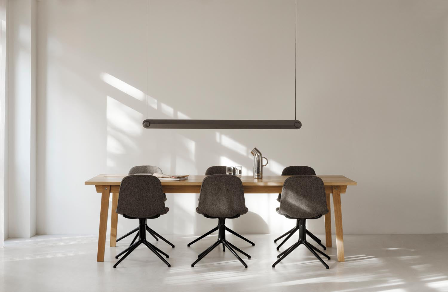 Form Drehstuhl Braun/schwarzes Aluminium in  präsentiert im Onlineshop von KAQTU Design AG. Drehstuhl ist von Normann Copenhagen