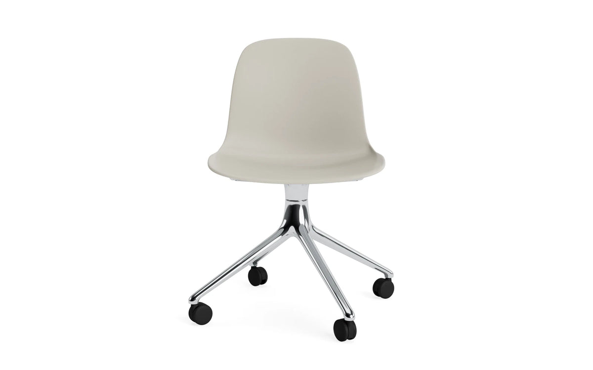 Form Drehstuhl 4W Aluminium/Hellgrau in Hellgrau präsentiert im Onlineshop von KAQTU Design AG. Drehstuhl ist von Normann Copenhagen