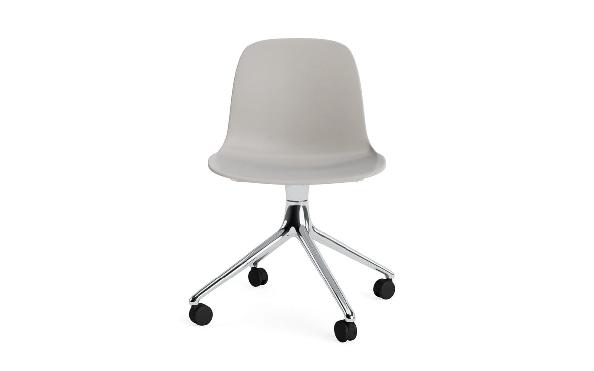 Form Drehstuhl 4W Aluminium/Warmes Grau in Warmes Grau präsentiert im Onlineshop von KAQTU Design AG. Drehstuhl ist von Normann Copenhagen