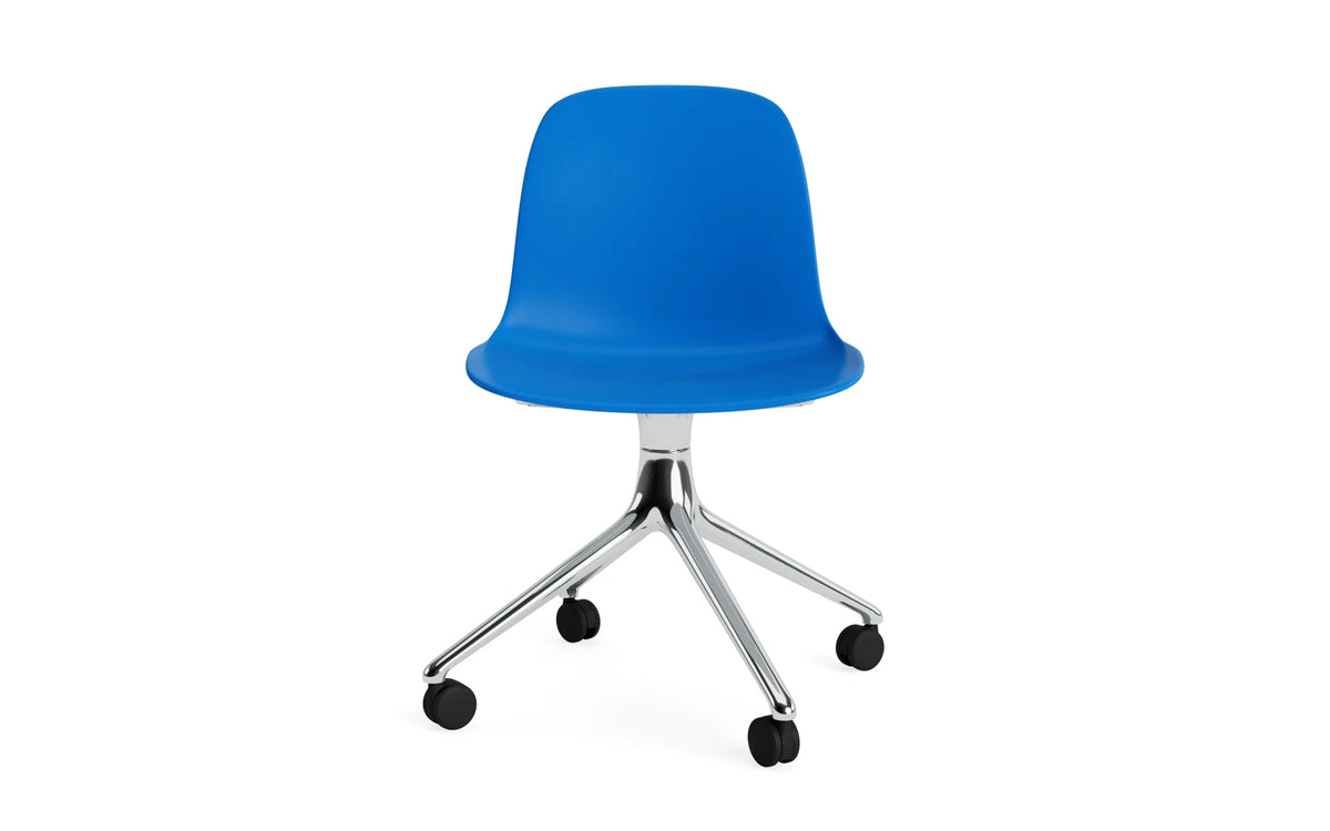 Form Drehstuhl 4W Aluminium/Leuchtendes Blau in Leuchtendes Blau präsentiert im Onlineshop von KAQTU Design AG. Drehstuhl ist von Normann Copenhagen