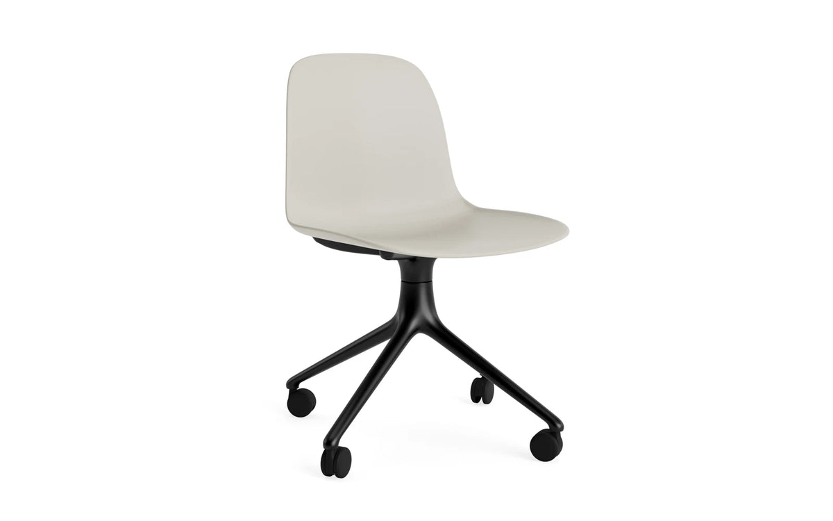 Form Drehstuhl 4W schwarzes Aluminium/Hellgrau in Hellgrau präsentiert im Onlineshop von KAQTU Design AG. Drehstuhl ist von Normann Copenhagen