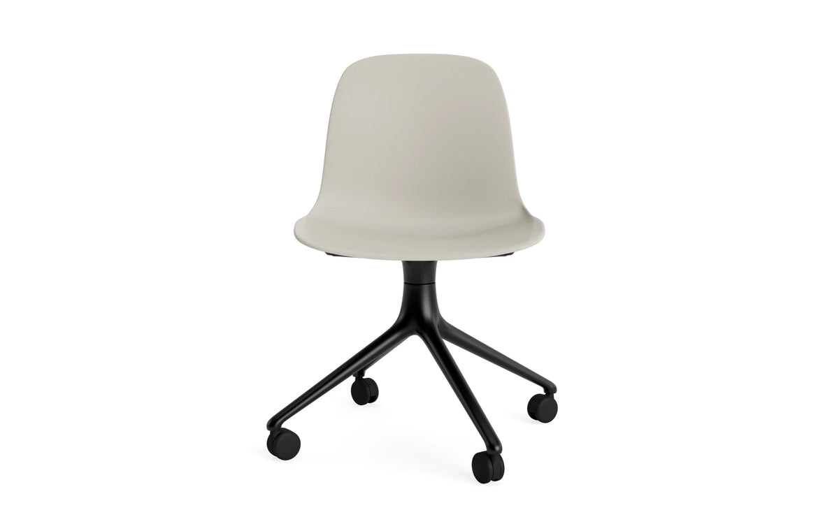 Form Drehstuhl 4W schwarzes Aluminium/Hellgrau in Hellgrau präsentiert im Onlineshop von KAQTU Design AG. Drehstuhl ist von Normann Copenhagen
