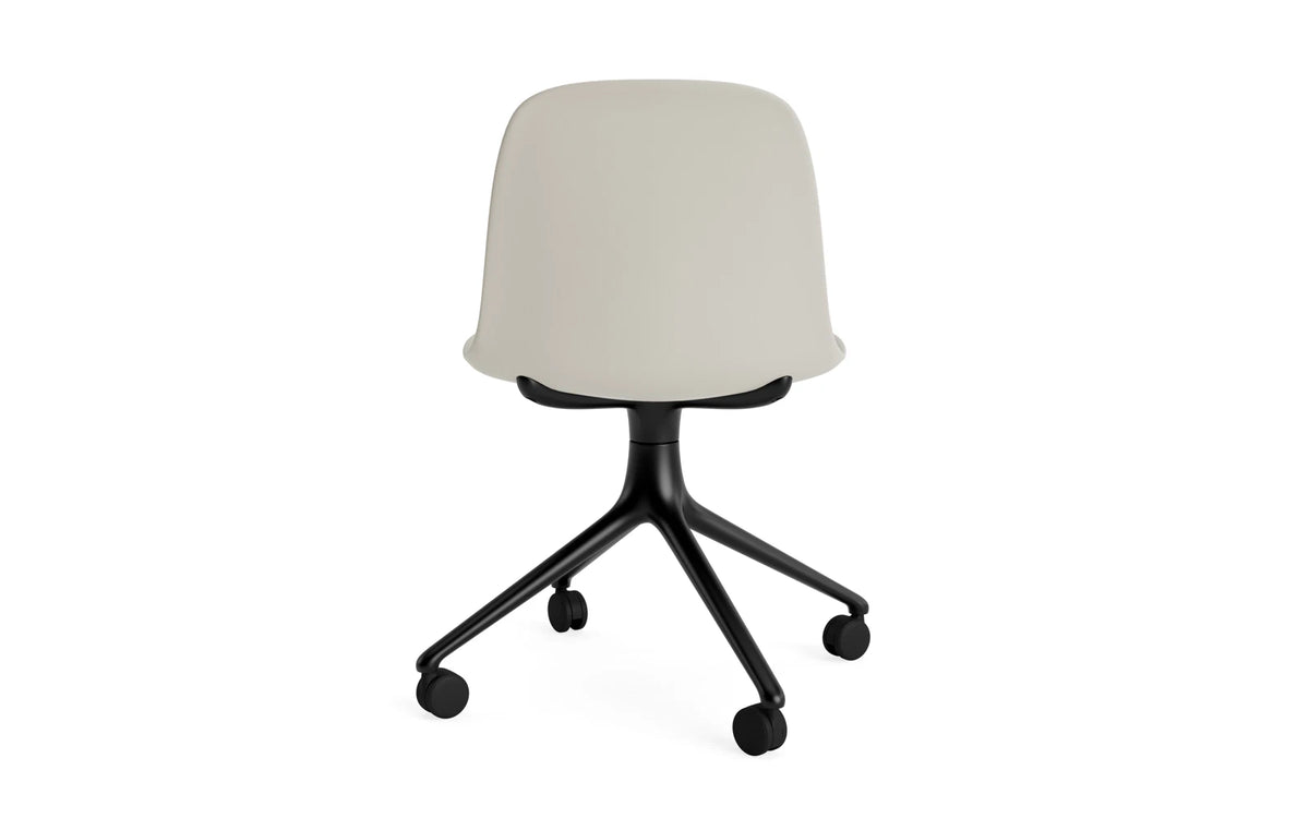 Form Drehstuhl 4W schwarzes Aluminium/Hellgrau in Hellgrau präsentiert im Onlineshop von KAQTU Design AG. Drehstuhl ist von Normann Copenhagen