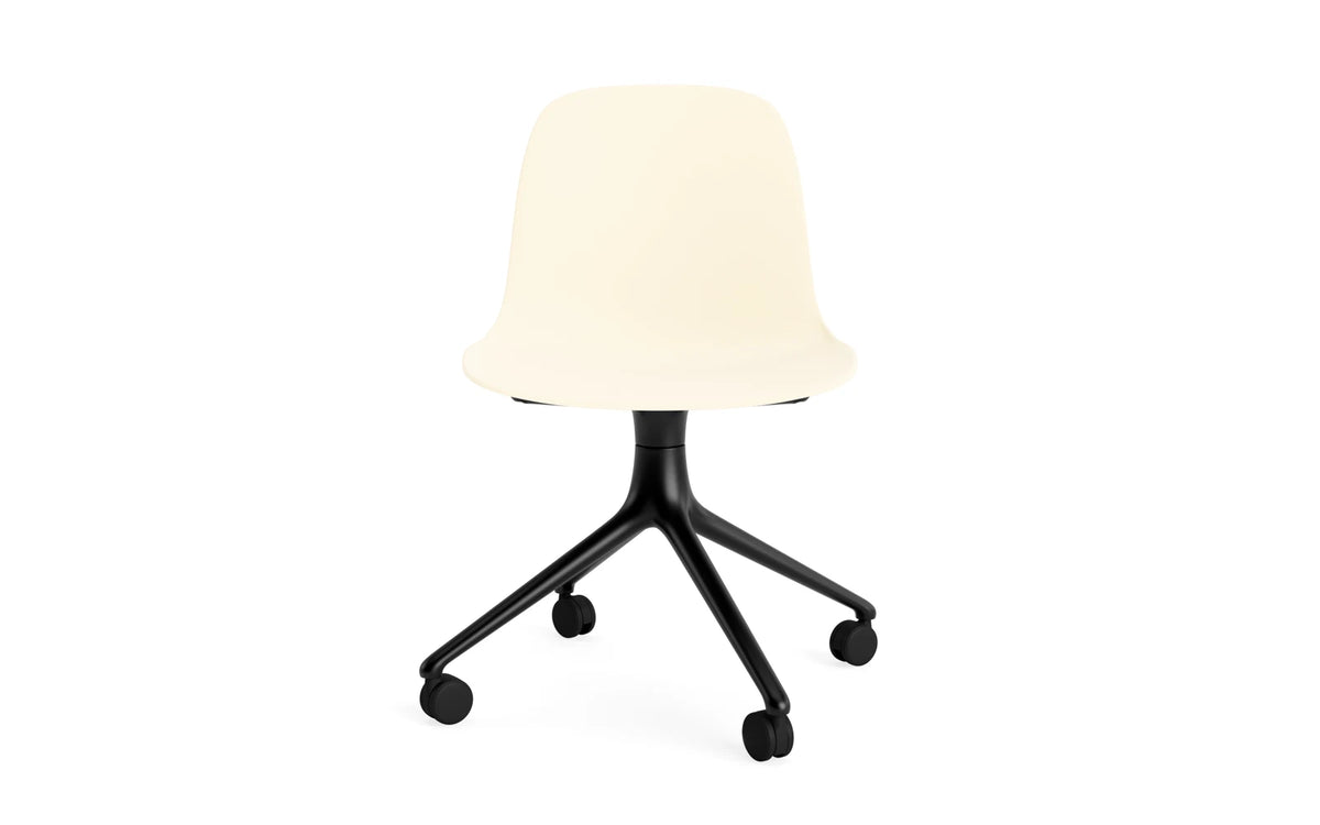 Form Drehstuhl 4W schwarzes Aluminium/Creme in Creme präsentiert im Onlineshop von KAQTU Design AG. Drehstuhl ist von Normann Copenhagen