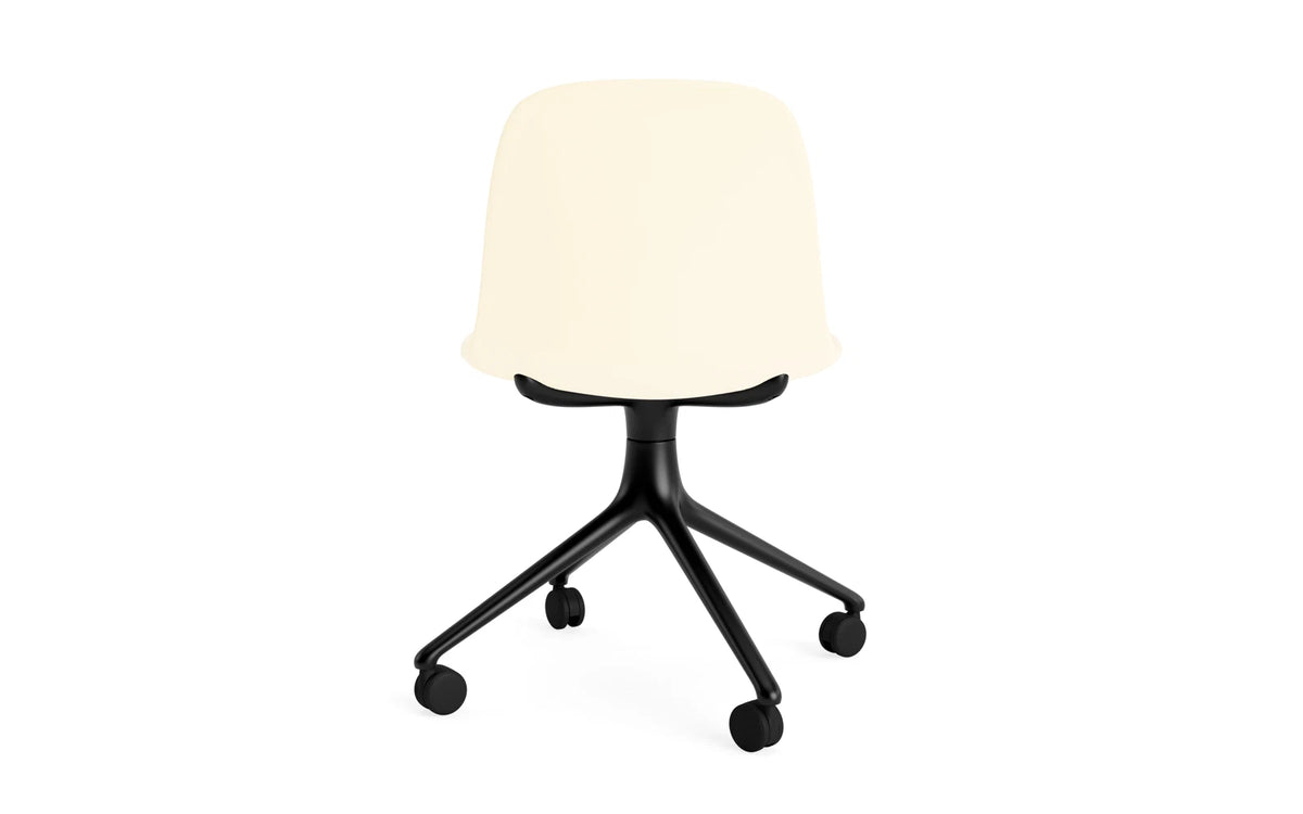 Form Drehstuhl 4W schwarzes Aluminium/Creme in Creme präsentiert im Onlineshop von KAQTU Design AG. Drehstuhl ist von Normann Copenhagen
