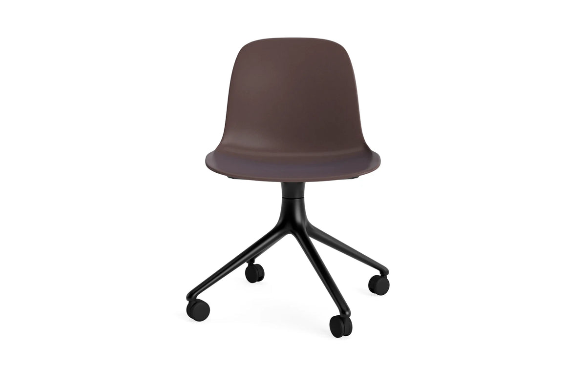 Form Drehstuhl 4W schwarzes Aluminium/Braun in Braun präsentiert im Onlineshop von KAQTU Design AG. Drehstuhl ist von Normann Copenhagen