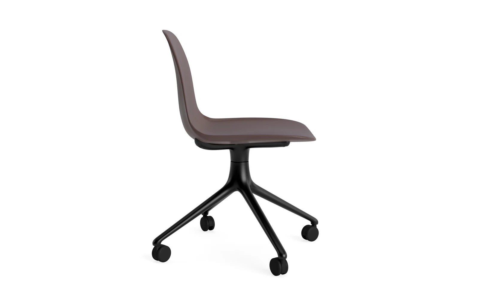 Entdecken Sie den Form Drehstuhl 4W von Normann Copenhagen: elegantes, drehbares Design aus schwarzem Aluminium und braunem Holz, ideal für jeden Raum.