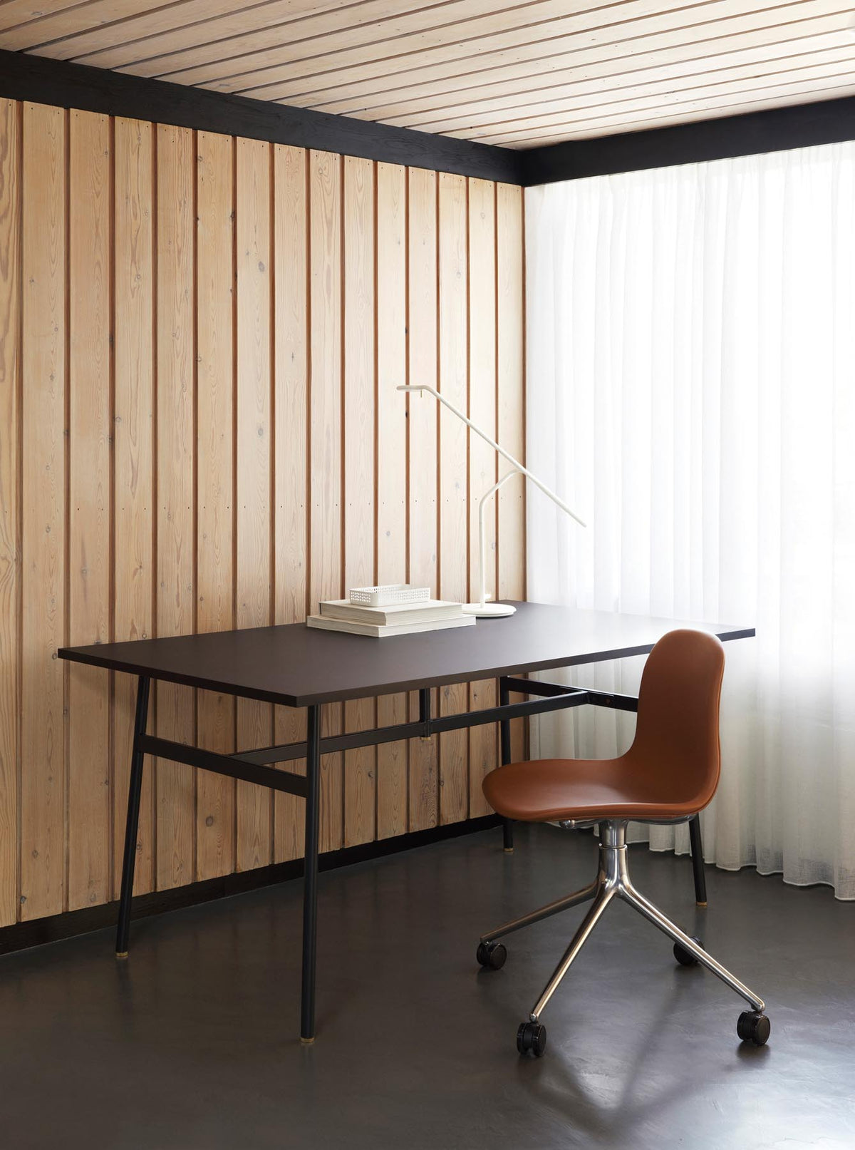 Form Drehstuhl 4W schwarzes Aluminium/Leuchtendes Rot in Leuchtendes Rot präsentiert im Onlineshop von KAQTU Design AG. Drehstuhl ist von Normann Copenhagen