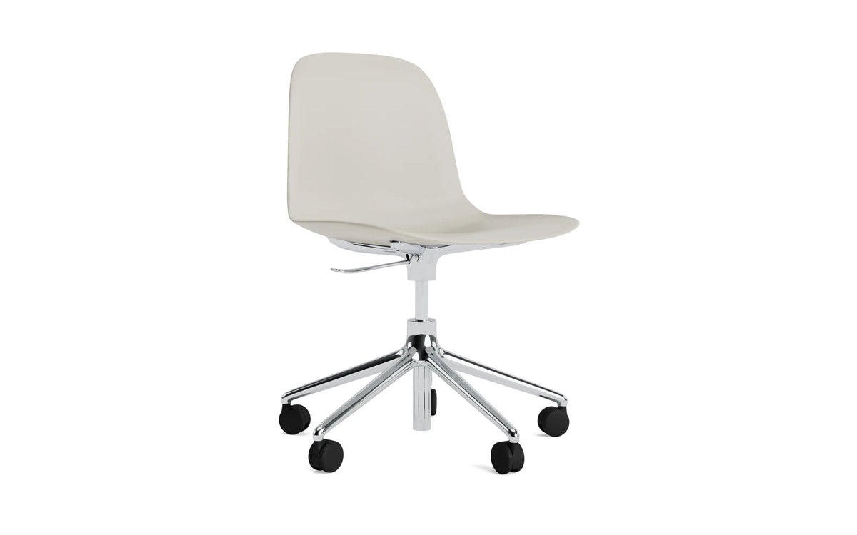 Form Drehstuhl mit Rollen Hellgrau/Aluminium in Hellgrau präsentiert im Onlineshop von KAQTU Design AG. Drehstuhl ist von Normann Copenhagen