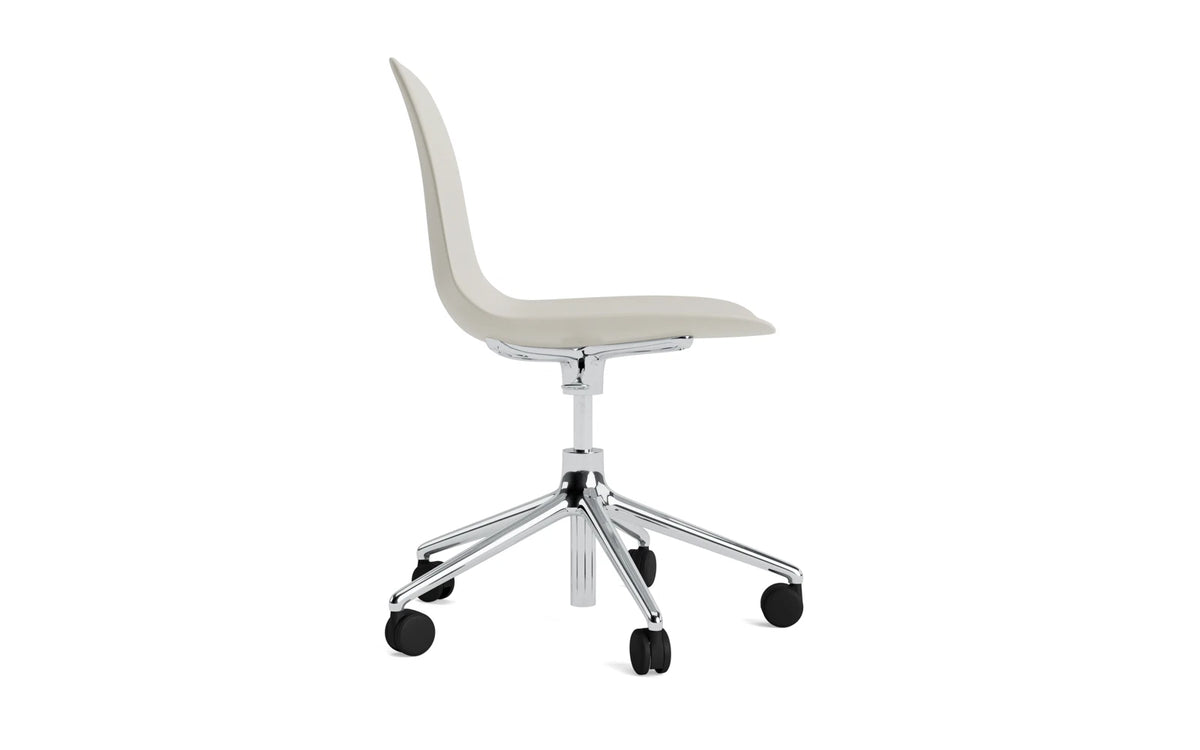 Form Drehstuhl mit Rollen Hellgrau/Aluminium in Hellgrau präsentiert im Onlineshop von KAQTU Design AG. Drehstuhl ist von Normann Copenhagen