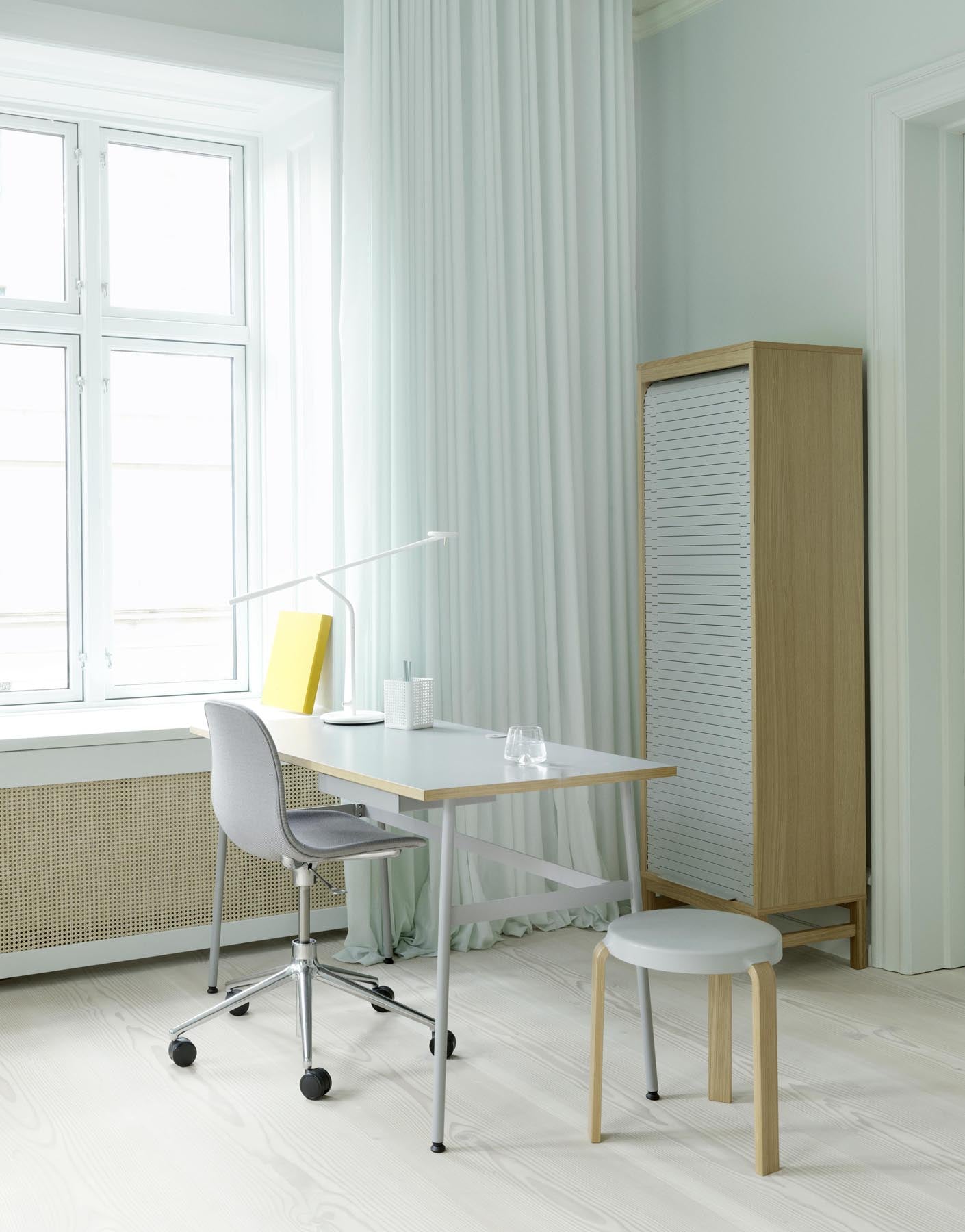 Form Drehstuhl mit Rollen Warmes Grau/Aluminium in  präsentiert im Onlineshop von KAQTU Design AG. Drehstuhl ist von Normann Copenhagen