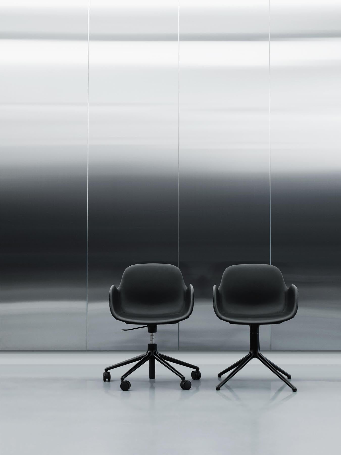 Form Drehstuhl mit Rollen Warmes Grau/Aluminium in  präsentiert im Onlineshop von KAQTU Design AG. Drehstuhl ist von Normann Copenhagen