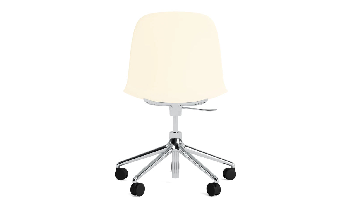 Form Drehstuhl mit Rollen Creme/Aluminium in Creme präsentiert im Onlineshop von KAQTU Design AG. Drehstuhl ist von Normann Copenhagen