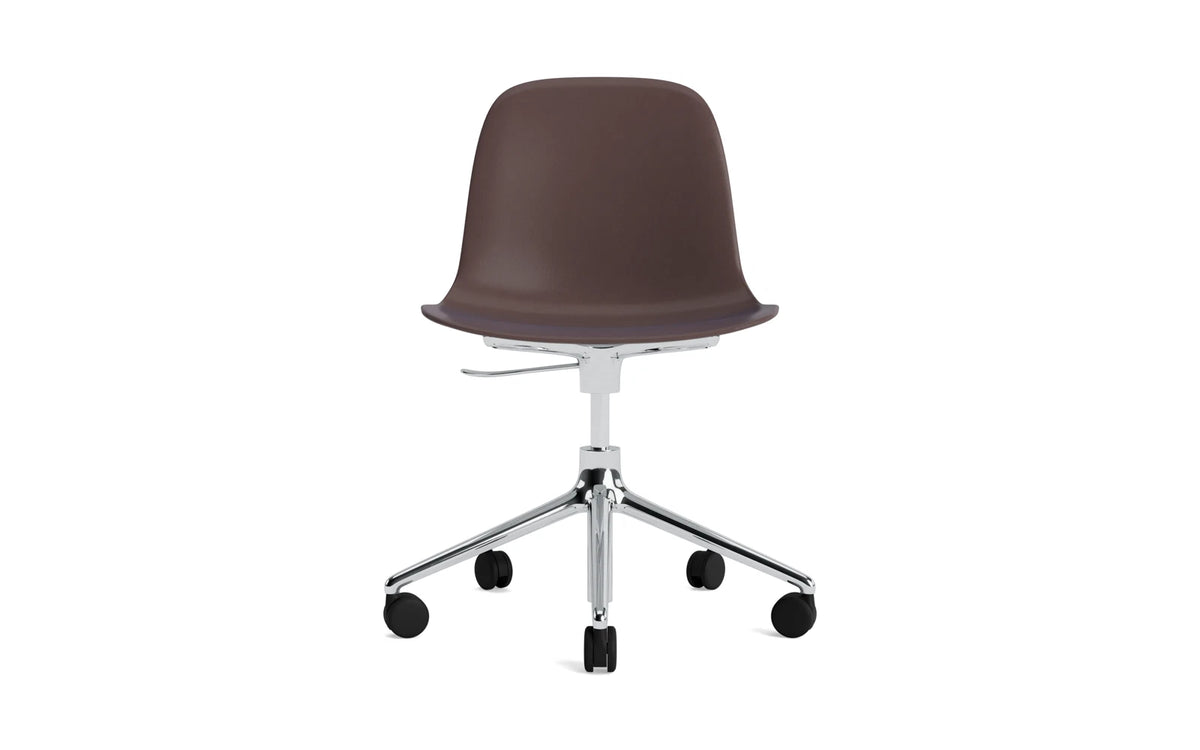 Form Drehstuhl mit Rollen Braun/Aluminium in Braun präsentiert im Onlineshop von KAQTU Design AG. Drehstuhl ist von Normann Copenhagen