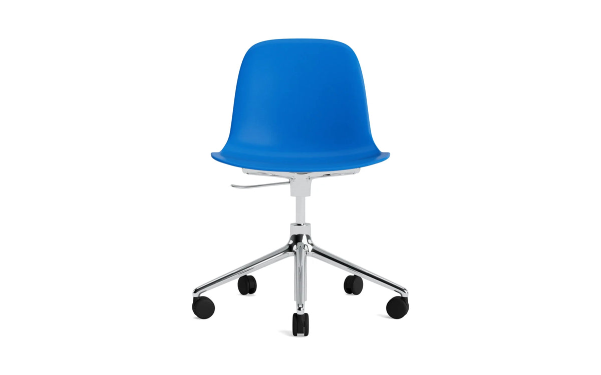 Form Drehstuhl mit Rollen Bright Blue/Aluminium in Bright Blue präsentiert im Onlineshop von KAQTU Design AG. Drehstuhl ist von Normann Copenhagen
