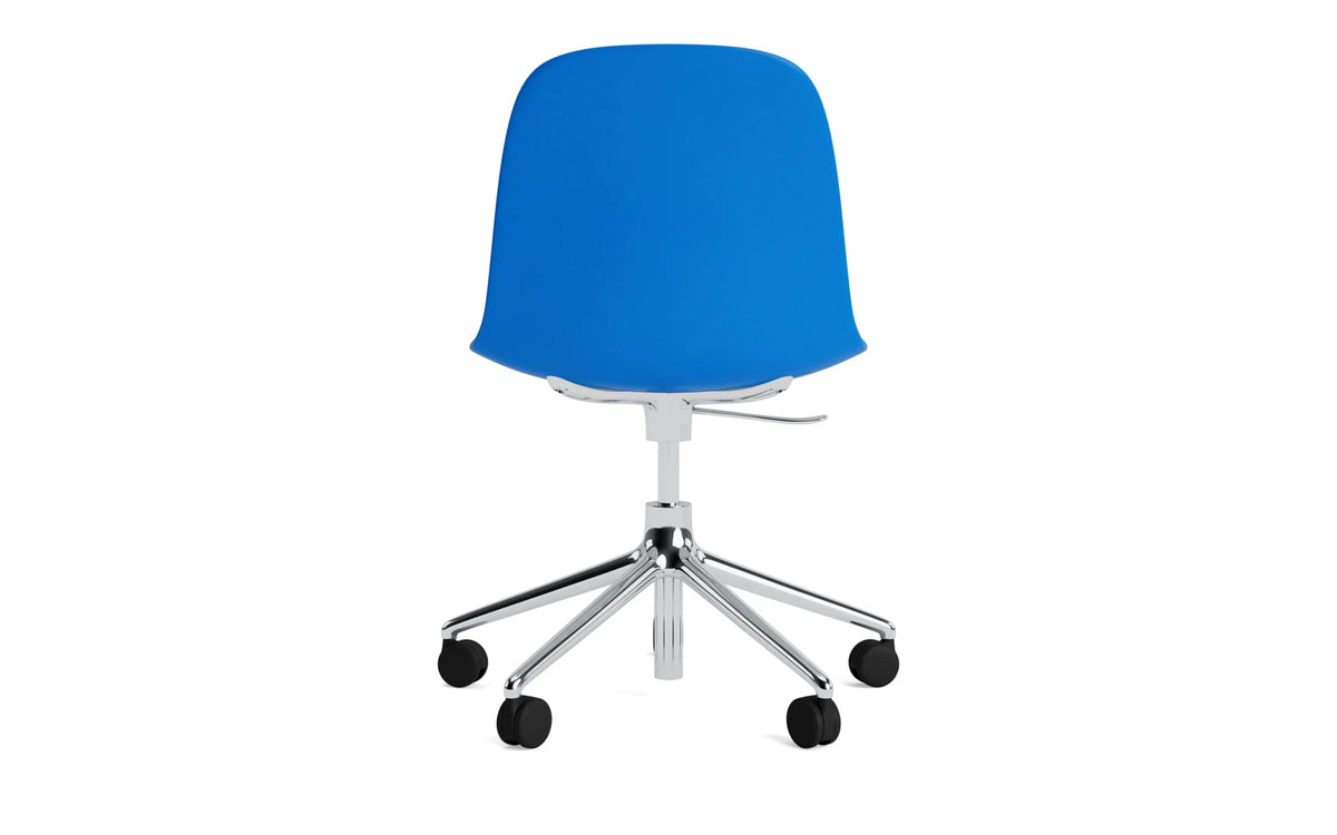 Form Drehstuhl mit Rollen Bright Blue/Aluminium in Bright Blue präsentiert im Onlineshop von KAQTU Design AG. Drehstuhl ist von Normann Copenhagen