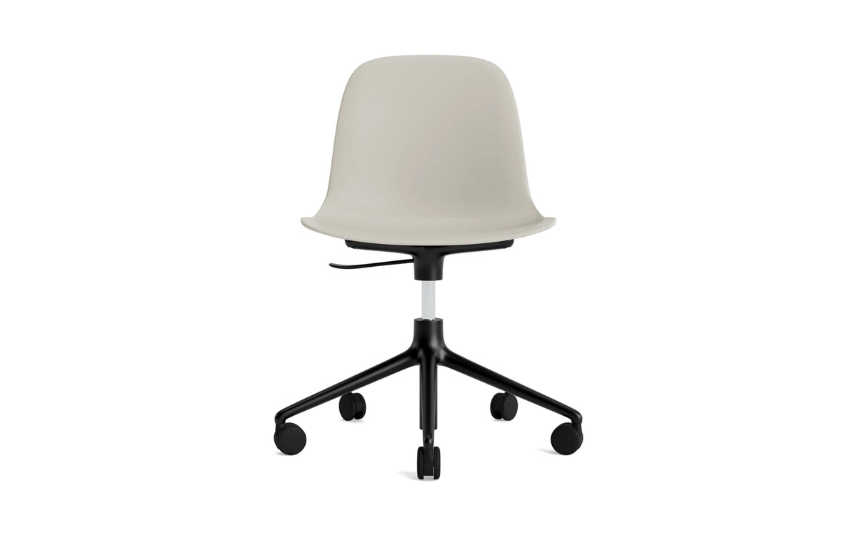 Form Drehstuhl mit Rollen hellgrau/schwarzes Aluminium in Hellgrau präsentiert im Onlineshop von KAQTU Design AG. Drehstuhl ist von Normann Copenhagen