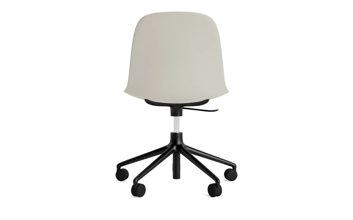Form Drehstuhl mit Rollen hellgrau/schwarzes Aluminium in Hellgrau präsentiert im Onlineshop von KAQTU Design AG. Drehstuhl ist von Normann Copenhagen