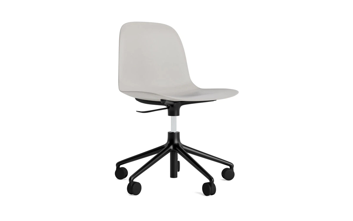 Form Drehstuhl mit Rollen Warmes Grau/schwarzes Aluminium in Warmes Grau präsentiert im Onlineshop von KAQTU Design AG. Drehstuhl ist von Normann Copenhagen