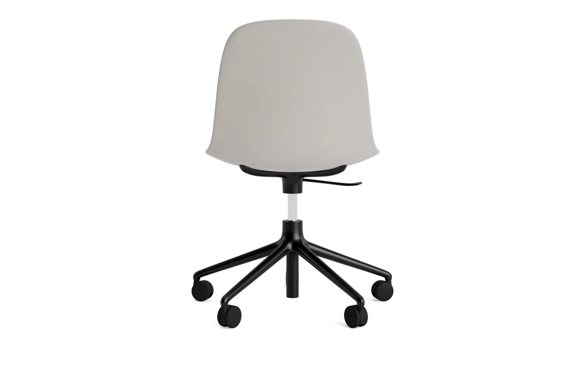 Form Drehstuhl mit Rollen Warmes Grau/schwarzes Aluminium in Warmes Grau präsentiert im Onlineshop von KAQTU Design AG. Drehstuhl ist von Normann Copenhagen