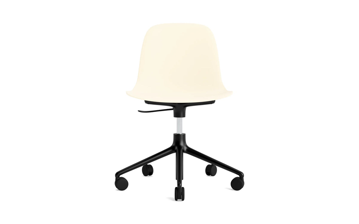 Form Drehstuhl mit Rollen Creme/schwarzes Aluminium in Creme präsentiert im Onlineshop von KAQTU Design AG. Drehstuhl ist von Normann Copenhagen