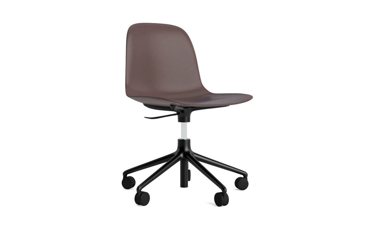 Form Drehstuhl mit Rollen Braun/schwarzes Aluminium in Braun präsentiert im Onlineshop von KAQTU Design AG. Drehstuhl ist von Normann Copenhagen