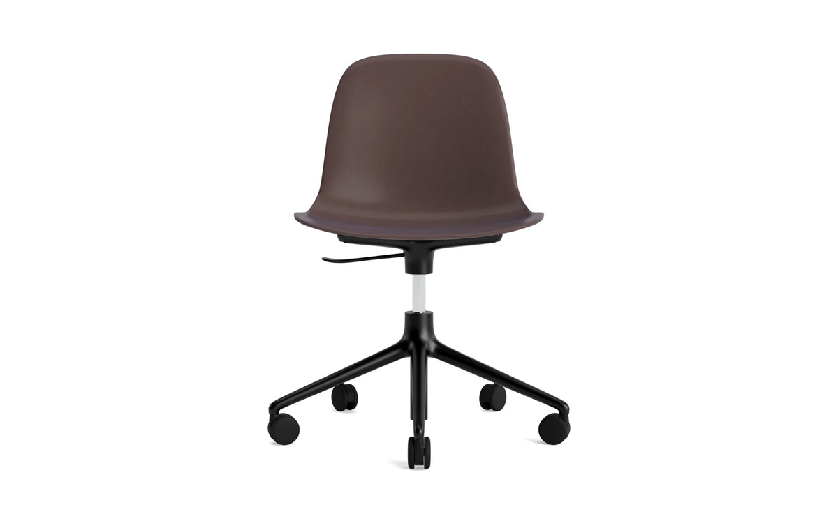 Form Drehstuhl mit Rollen Braun/schwarzes Aluminium in Braun präsentiert im Onlineshop von KAQTU Design AG. Drehstuhl ist von Normann Copenhagen