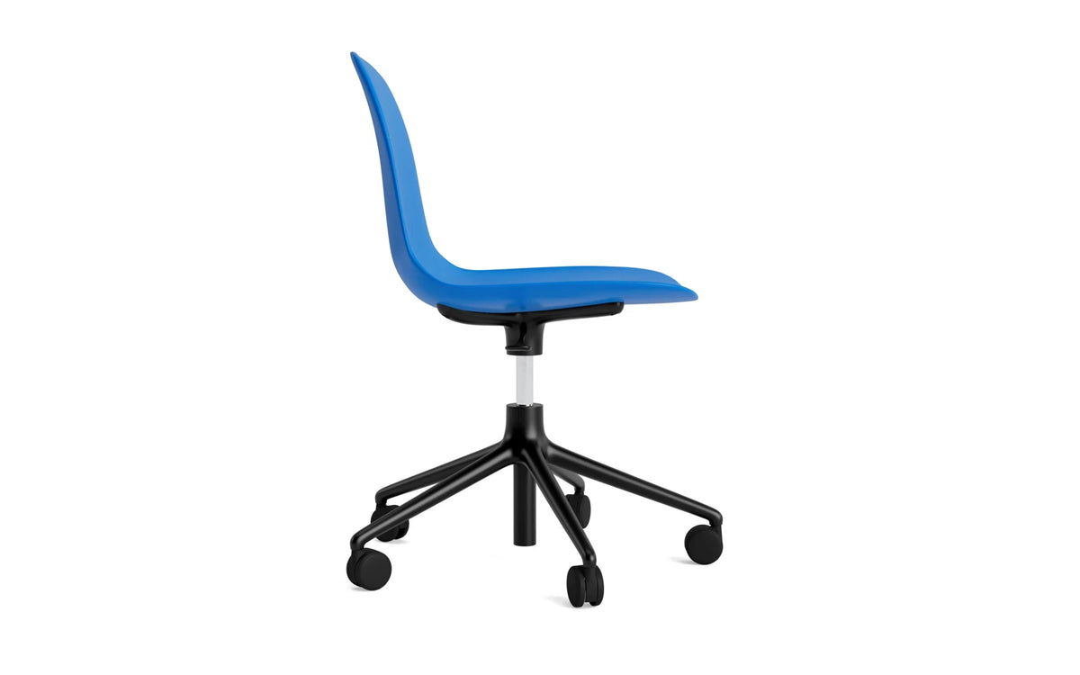 Form Drehstuhl mit Rollen Leuchtendes Blau/schwarzes Aluminium in Leuchtendes Blau präsentiert im Onlineshop von KAQTU Design AG. Drehstuhl ist von Normann Copenhagen