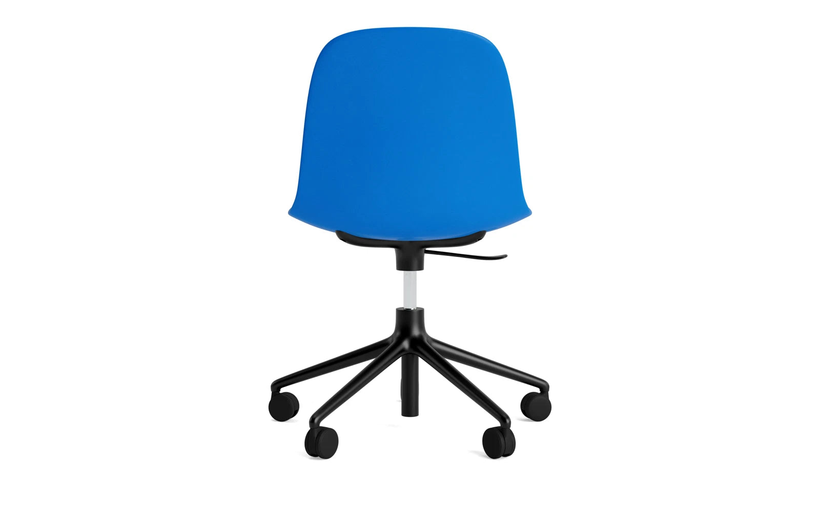 Form Drehstuhl mit Rollen Leuchtendes Blau/schwarzes Aluminium in  präsentiert im Onlineshop von KAQTU Design AG. Drehstuhl ist von Normann Copenhagen