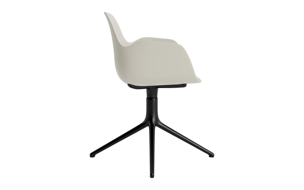 Form Drehstuhl Hellgrau/schwarzes Aluminium in Hellgrau präsentiert im Onlineshop von KAQTU Design AG. Bürostuhl ist von Normann Copenhagen