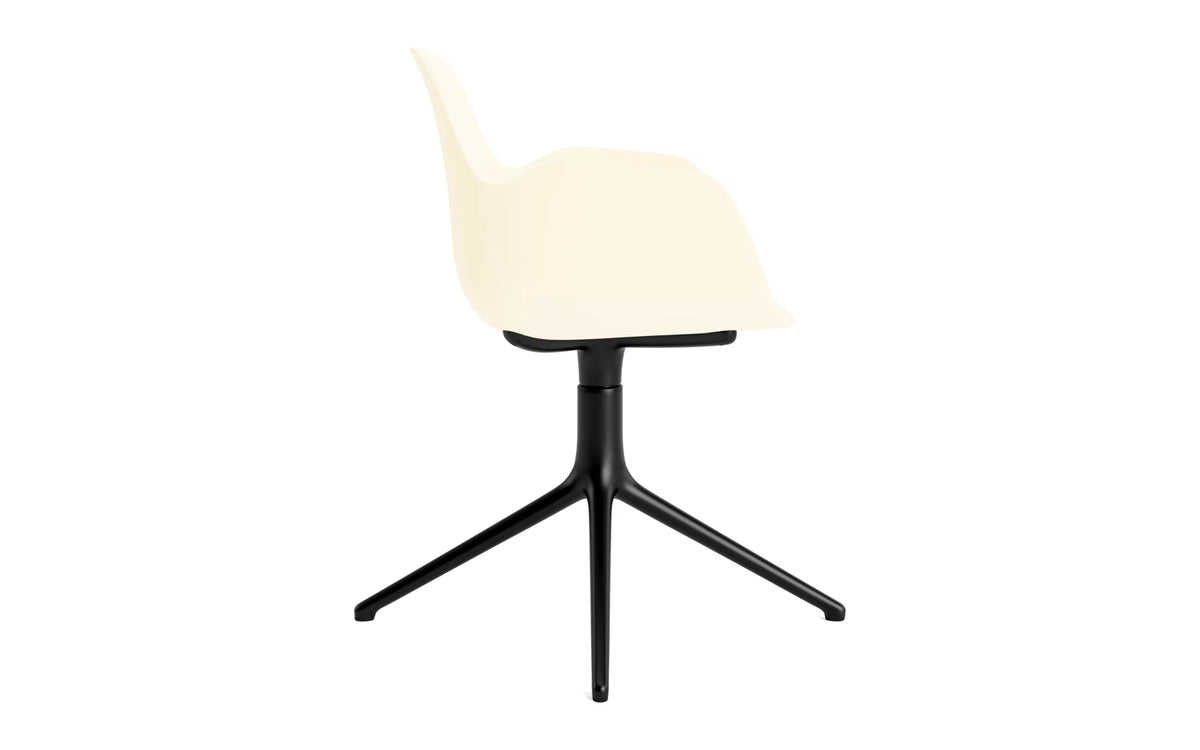 Form Drehstuhl Creme/schwarzes Aluminium in Creme präsentiert im Onlineshop von KAQTU Design AG. Bürostuhl ist von Normann Copenhagen