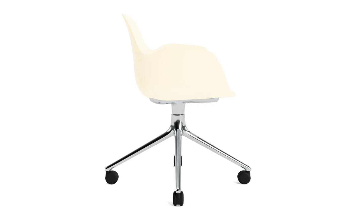 Form Drehstuhl 4W Aluminium/Creme in Creme präsentiert im Onlineshop von KAQTU Design AG. Bürostuhl ist von Normann Copenhagen