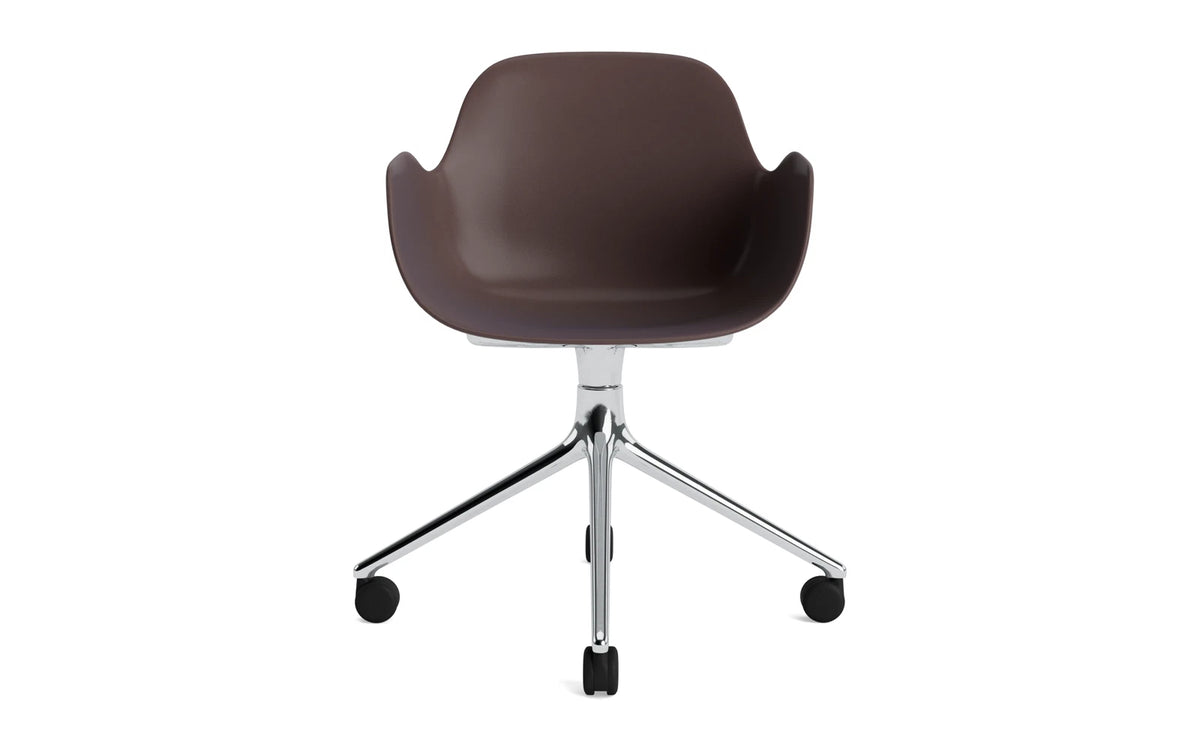 Form Drehstuhl 4W Aluminium/Braun in Braun präsentiert im Onlineshop von KAQTU Design AG. Bürostuhl ist von Normann Copenhagen
