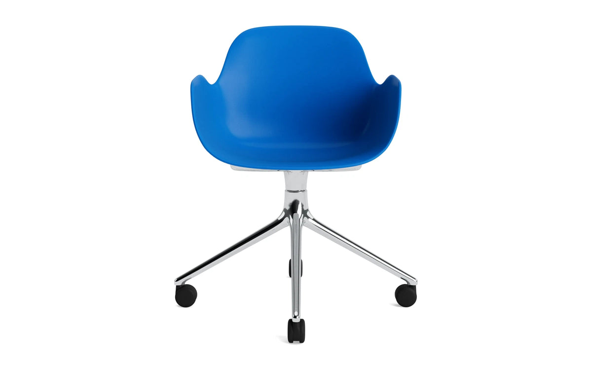Form Drehstuhl 4W Aluminium/Leuchtendes blau in Leuchtendes blau präsentiert im Onlineshop von KAQTU Design AG. Bürostuhl ist von Normann Copenhagen