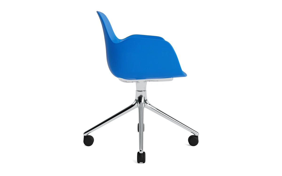 Form Drehstuhl 4W Aluminium/Leuchtendes blau in Leuchtendes blau präsentiert im Onlineshop von KAQTU Design AG. Bürostuhl ist von Normann Copenhagen