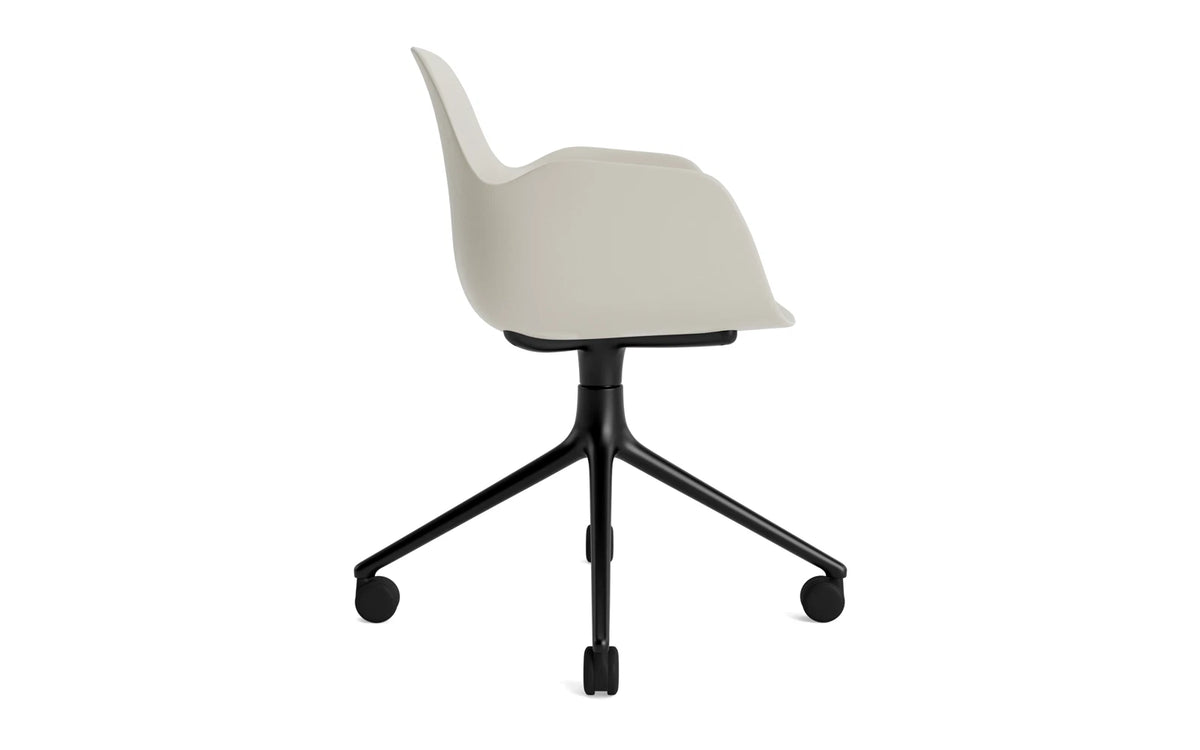 Form Drehstuhl 4W schwarzes Aluminium/Hellgrau in Hellgrau präsentiert im Onlineshop von KAQTU Design AG. Bürostuhl ist von Normann Copenhagen
